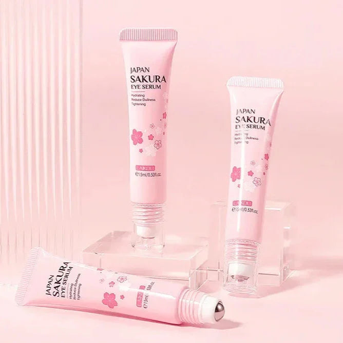 Tubes de sérum pour les yeux Pink Sakura présentés sur des supports en acrylique transparent.