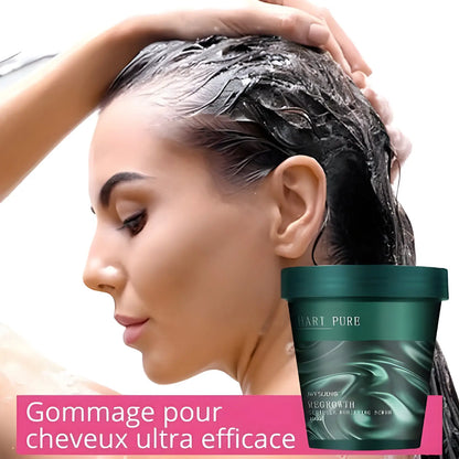 Produit de traitement capillaire présenté à côté d’une femme se lavant les cheveux.