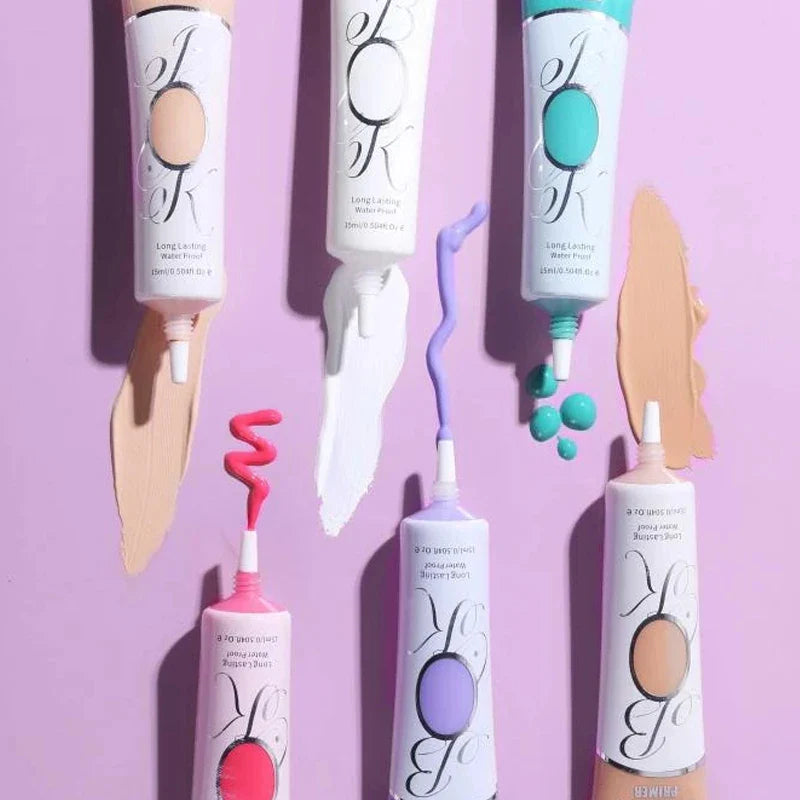 Tubes de cosmétiques avec des échantillons de produits de maquillage colorés en rose, blanc, turquoise, beige et violet.