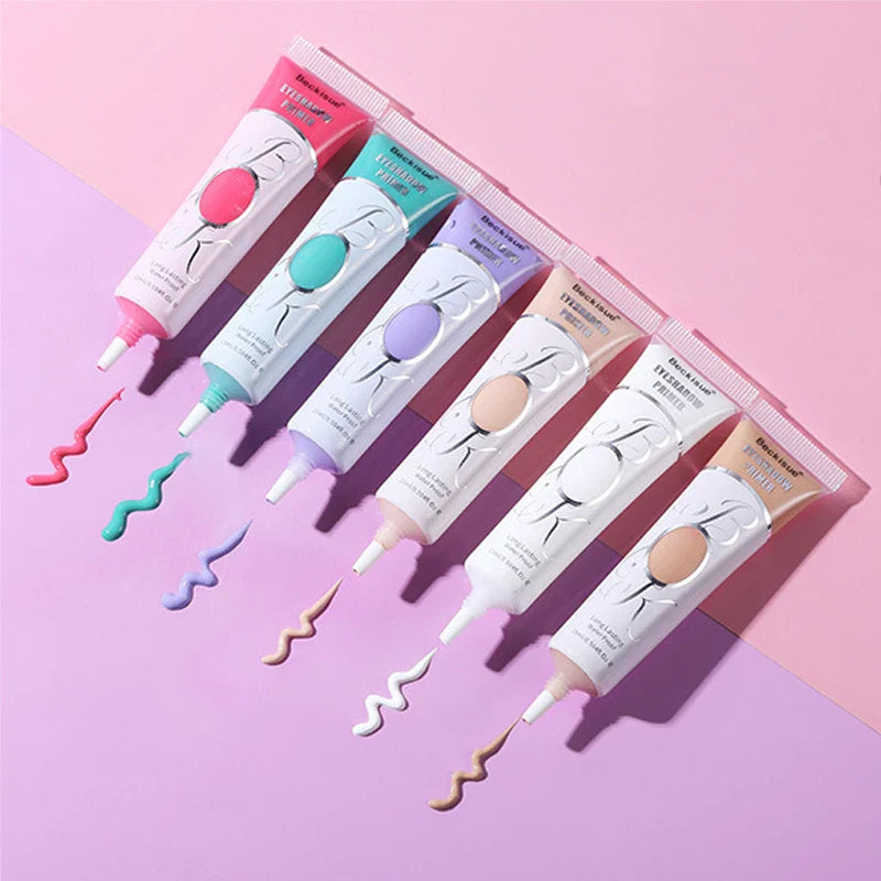 Six tubes de maquillage ou de produits cosmétiques colorés avec des échantillons de produits pressés en lignes ondulées.