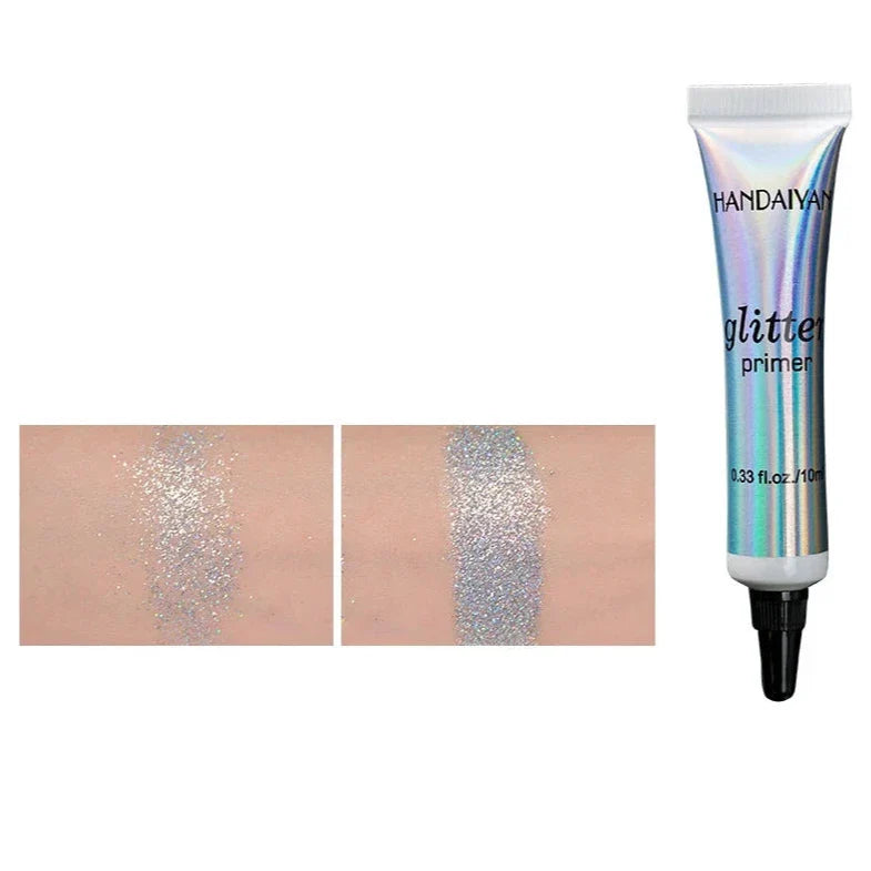 Tube de primer pailleté holographique avec swatches montrant son effet argenté sur la peau.