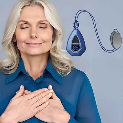 Femme portant une chemise bleue et un dispositif médical autour du cou.