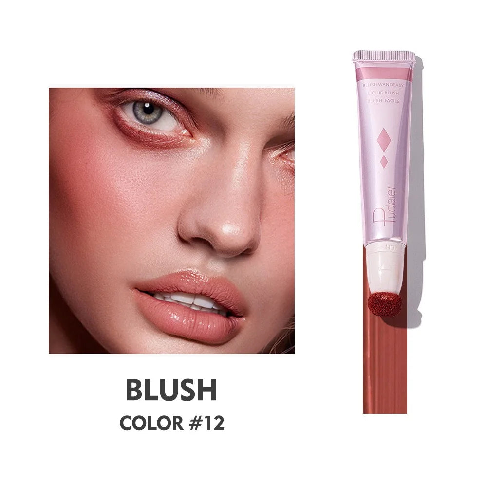 Tube de brillant à lèvres rose avec un échantillon assorti montrant un blush rosé de couleur 