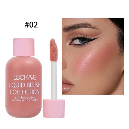 Flacon de blush liquide rose avec applicateur et photo de démonstration de maquillage.