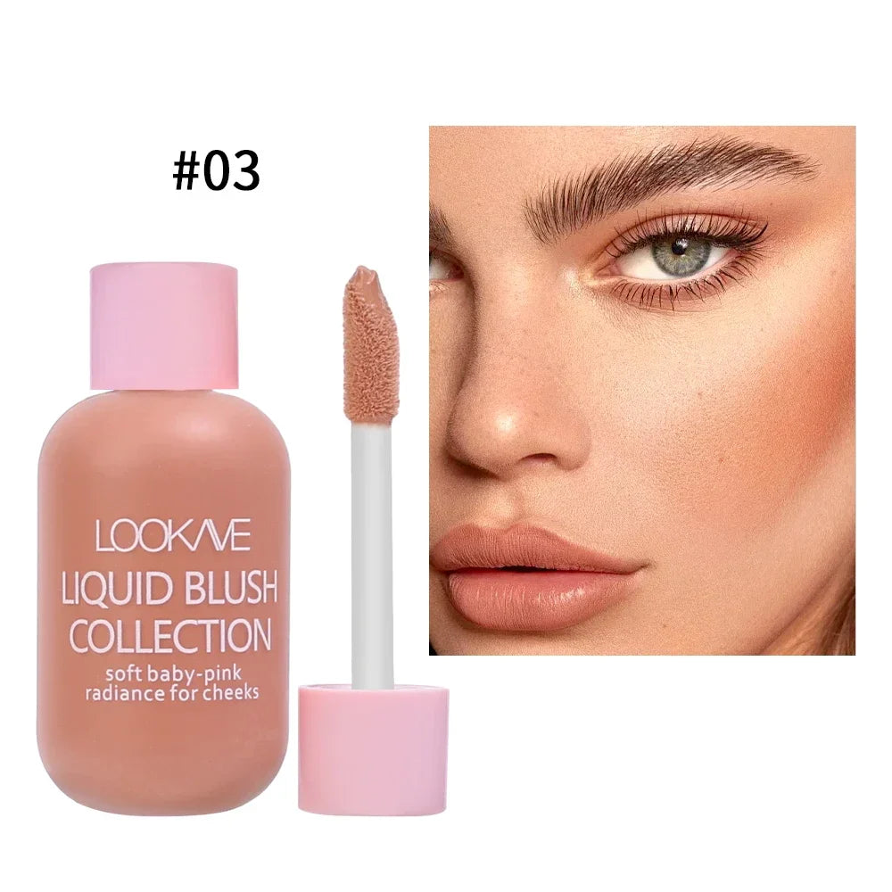 Flacon de fard à joues liquide rose avec applicateur et démonstration de maquillage.