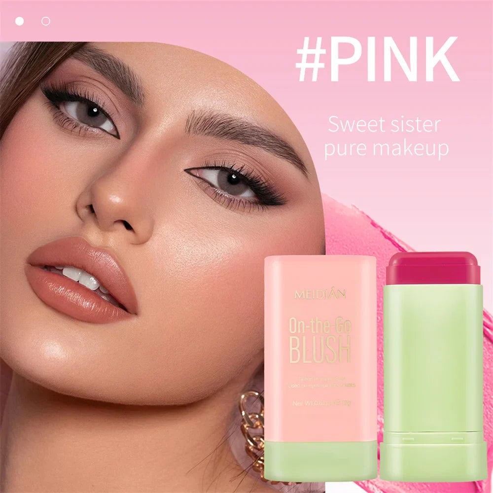 Produits de maquillage roses et verts à côté d’une photo de beauté présentant une ombre à paupières rose tendre et un rouge à lèvres nude.