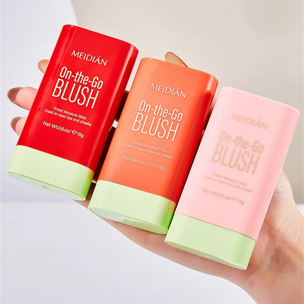 Trois bâtons de maquillage ’On-the-Go Blush’ de Meidian dans les tons rouge, corail et rose.