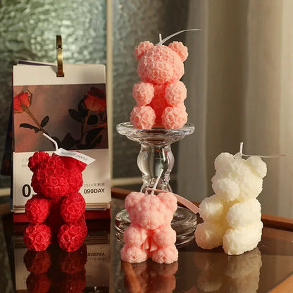 Bougies décoratives en forme d’ours en peluche de couleur rouge, rose et blanche.