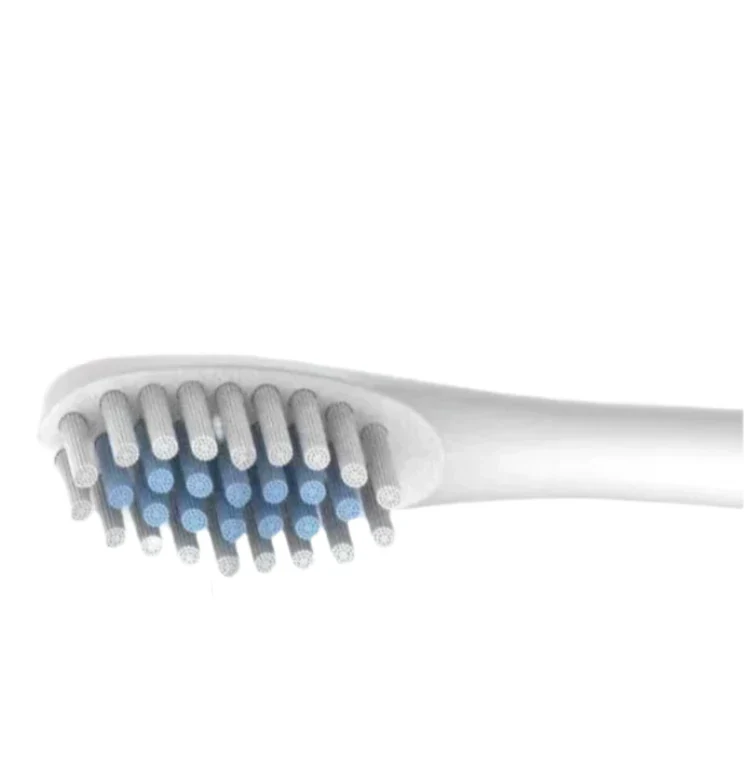 Brosse à dents blanche avec des poils bleus et gris.