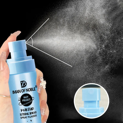 Vaporisateur de maquillage bleu clair avec effet de brume.