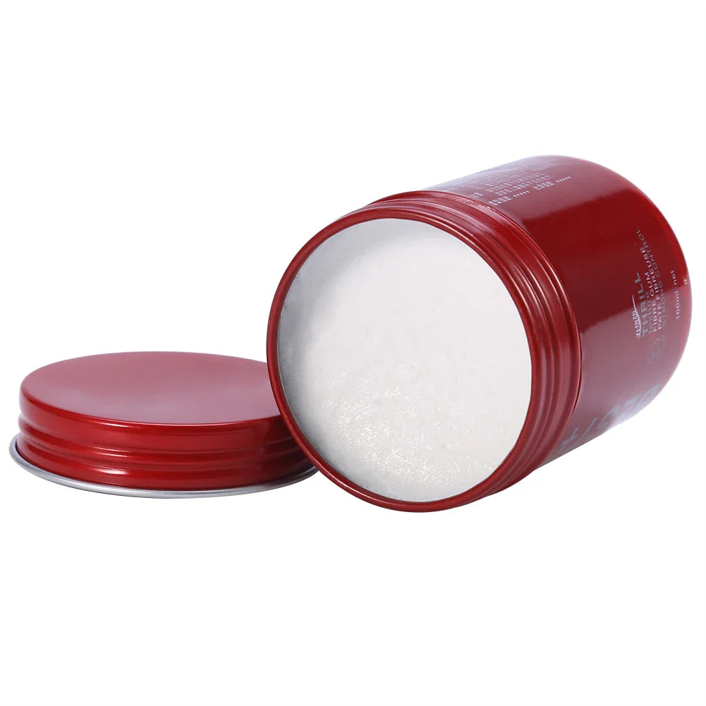 Récipient en plastique rouge contenant de la poudre ou de la crème blanche.