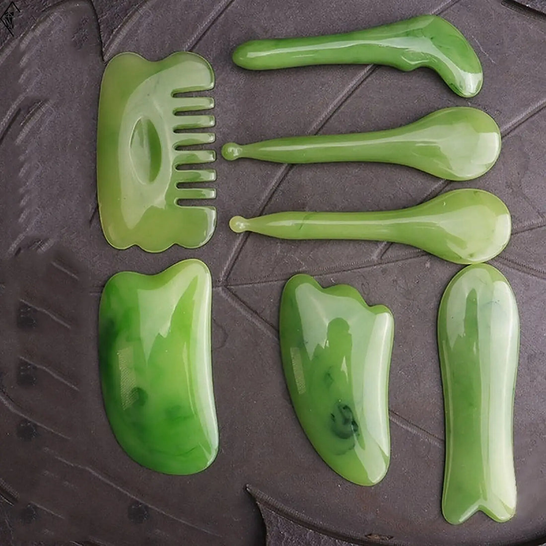 Ensemble d’outils de massage ou de gua sha en jade vert clair.