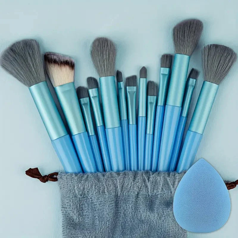 Set de pinceaux de maquillage bleus avec un beauty blender et une pochette de rangement grise.