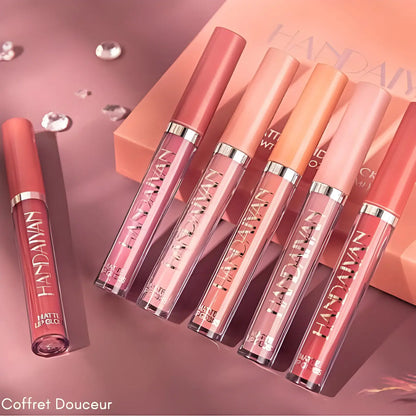 Collection de tubes de gloss dans différentes teintes roses et corail.