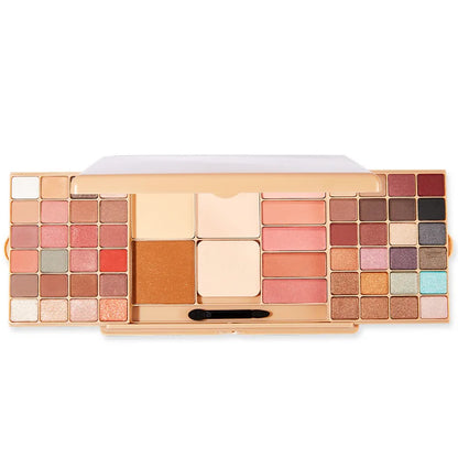 Palette de maquillage contenant des ombres à paupières, des fards à joues et des bronzers dans des tons neutres et roses, avec un étui doré.