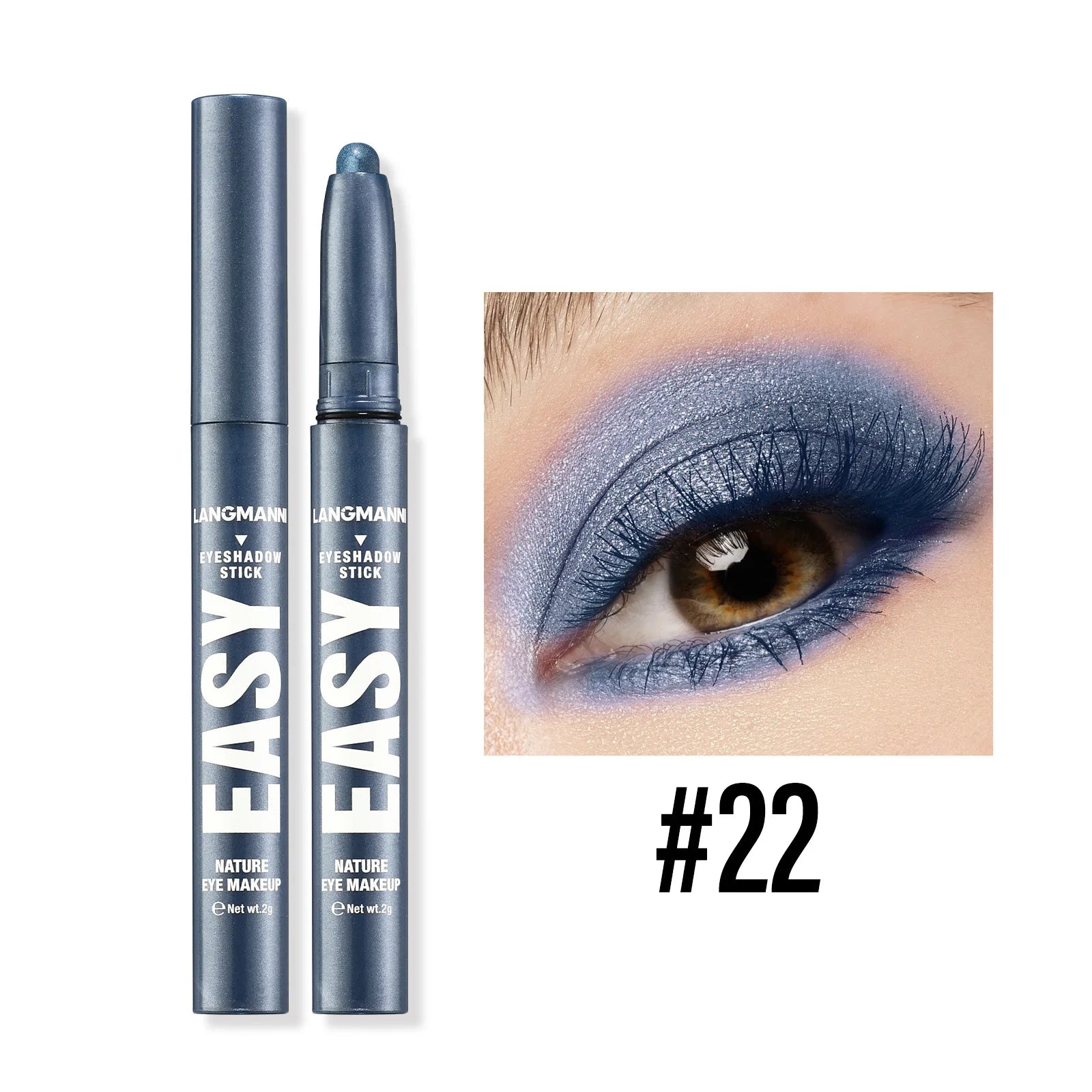 Bâton d’ombre à paupières bleu métallique avec une démonstration de maquillage des yeux assortie.