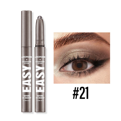 Bâton d’ombre à paupières gris métallisé avec une démonstration de maquillage des yeux taupe scintillant.