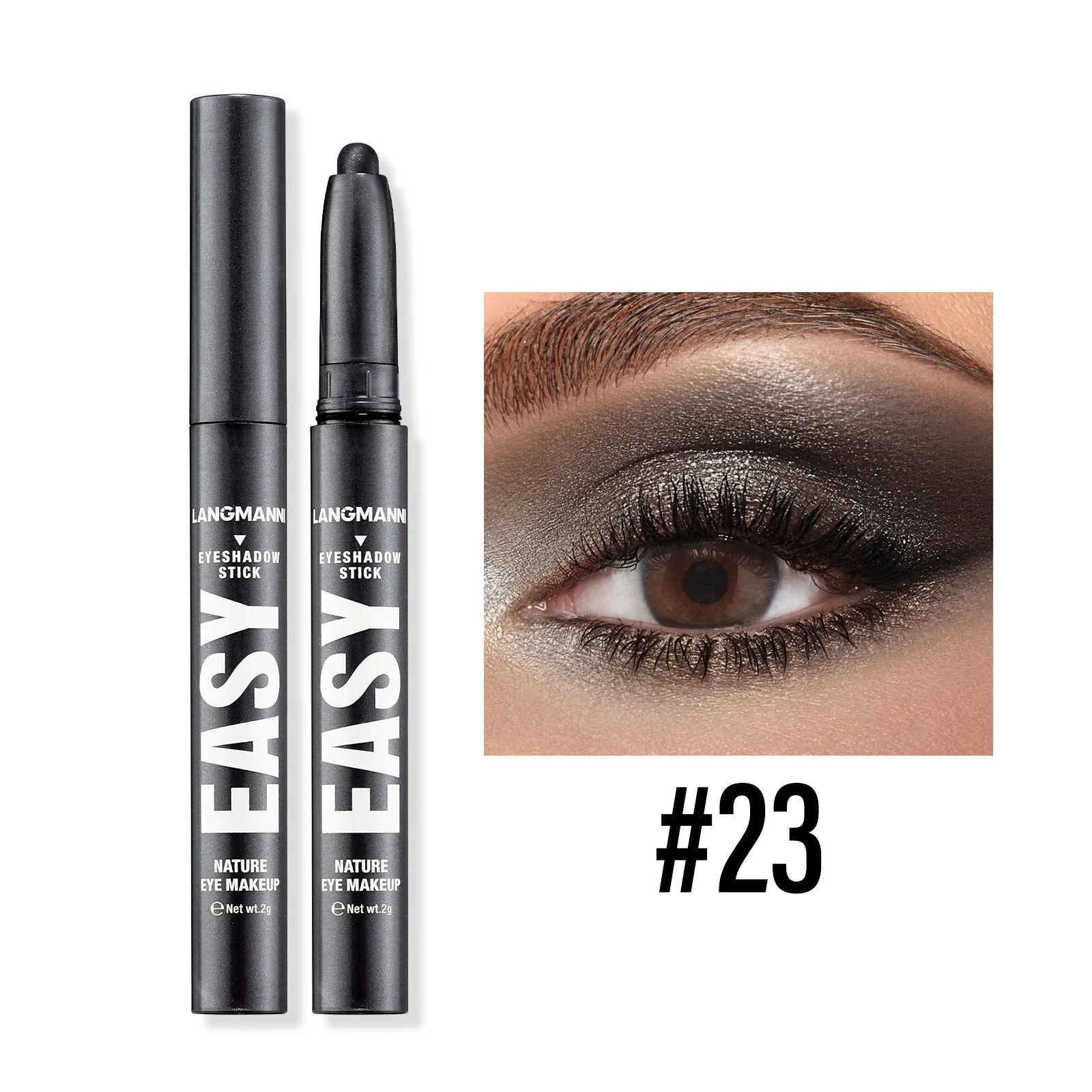 Ombre à paupières noire en stick avec une démonstration de maquillage smoky eye.