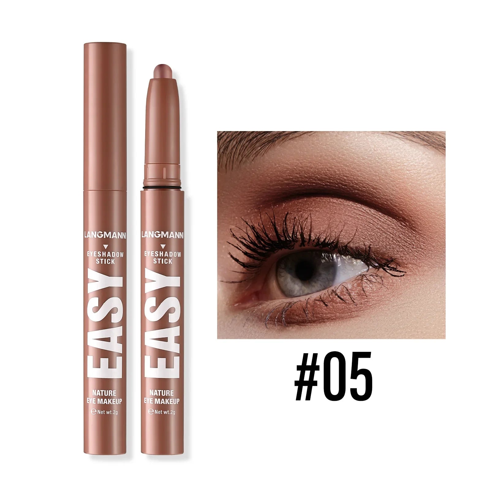 Bâton d’ombre à paupières or rose avec une démonstration de maquillage des yeux assortie.