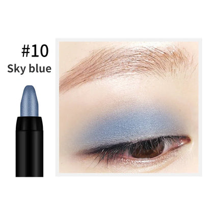 Crayon d’ombres à paupières bleu ciel avec un exemple de maquillage des yeux assorti.