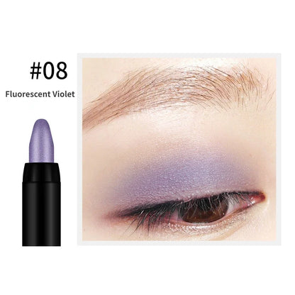 Crayon d’ombre à paupières violet fluorescent avec un maquillage des yeux correspondant.