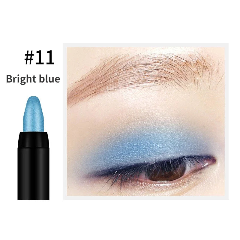 Crayon d’ombre à paupières bleu vif avec un exemple d’application de maquillage pour les yeux correspondant.