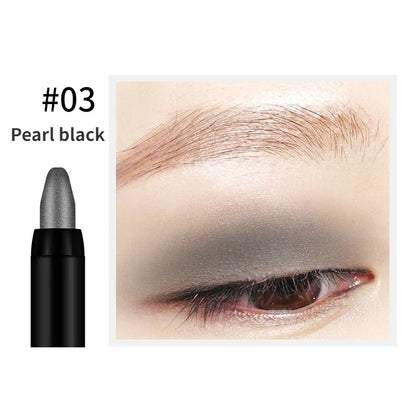 Crayon ombres à paupières noir perlé avec un exemple de maquillage smoky eye.