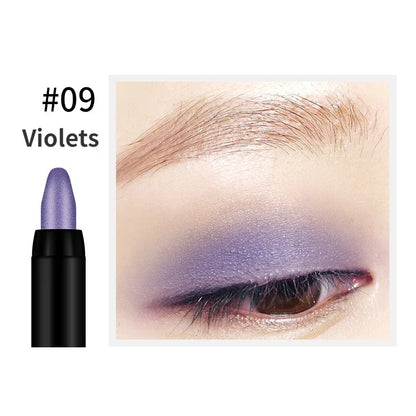 Crayon d’ombre à paupières violet métallique avec une démonstration de maquillage des yeux assortie.