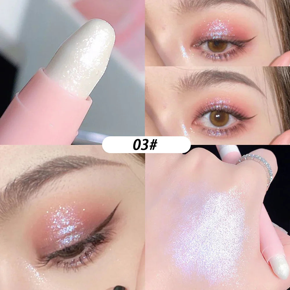 Bâton d’ombre à paupières rose et blanc scintillant utilisé pour créer des looks de maquillage des yeux étincelants.