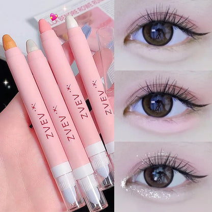 Crayons eyeliner roses présentés avec des exemples d’application de maquillage pour les yeux.