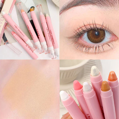 Produits de maquillage roses comprenant des eye-liners, des rouges à lèvres et des outils cosmétiques.