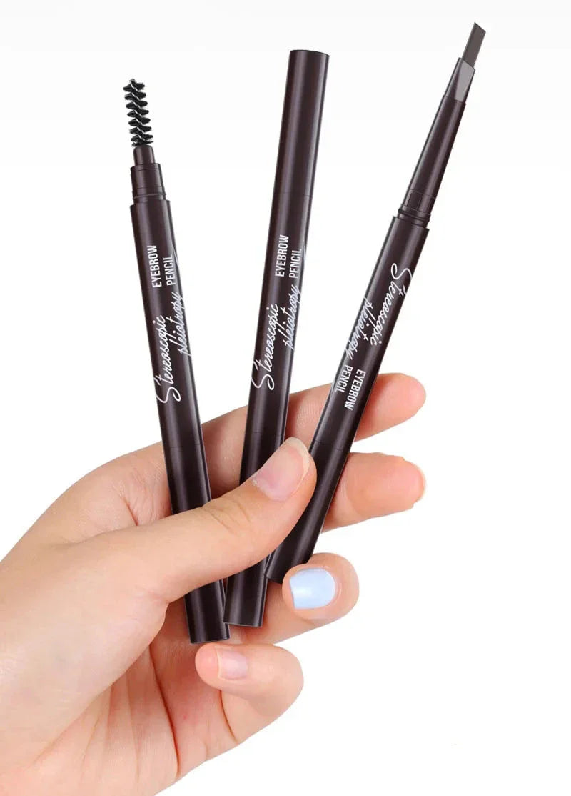 Main tenant trois crayons de maquillage pour sourcils brun foncé.