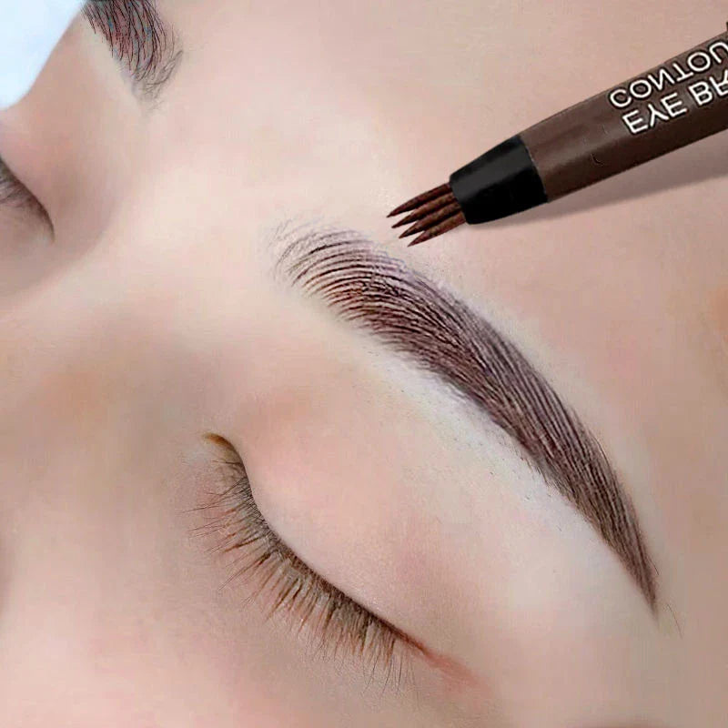 Stylo de microblading créant des traits semblables à des cheveux sur un sourcil.