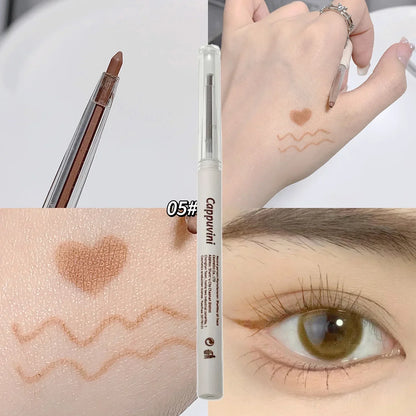 Crayon eyeliner marron et marqueur de maquillage blanc utilisés pour créer des lignes décoratives et des formes de cœur sur la peau.