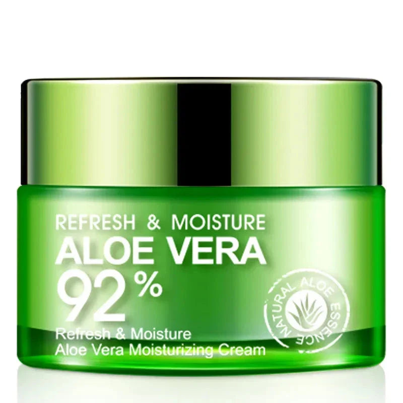 Pot vert de crème hydratante à 92% d’aloe vera avec couvercle métallique.