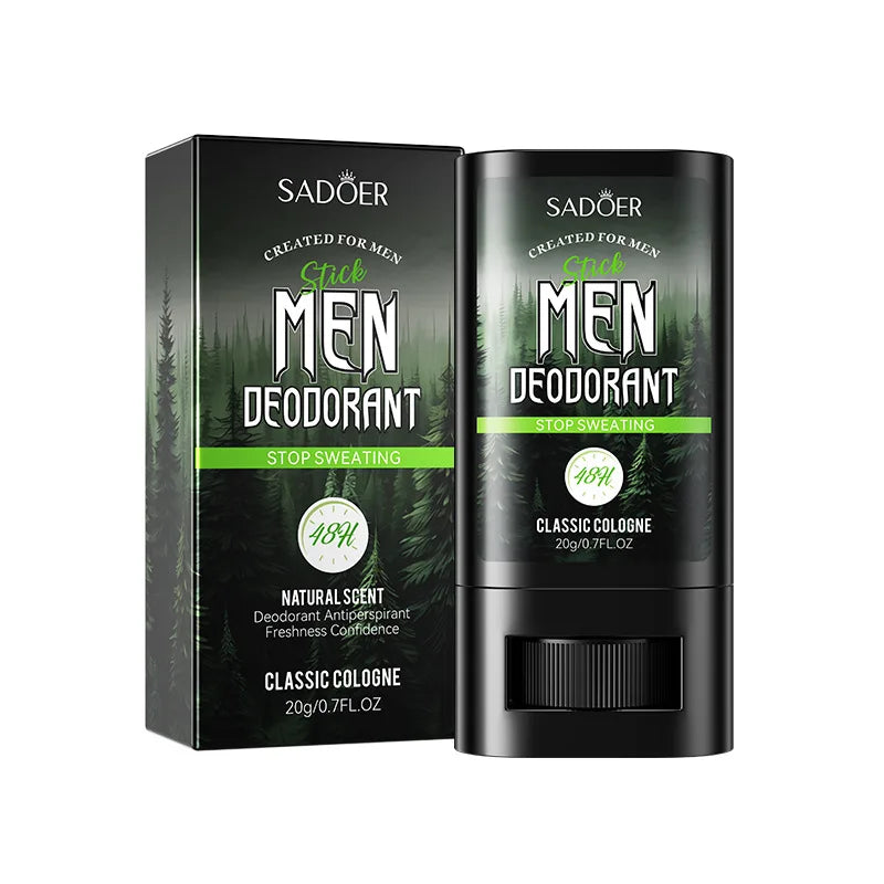 Bâton de déodorant noir pour homme et emballage aux accents verts portant la mention ’Sadoer Men Deodorant’ dans un parfum de Cologne classique.