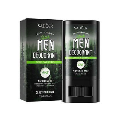 Bâton de déodorant noir pour homme et emballage aux accents verts portant la mention ’Sadoer Men Deodorant’ dans un parfum de Cologne classique.