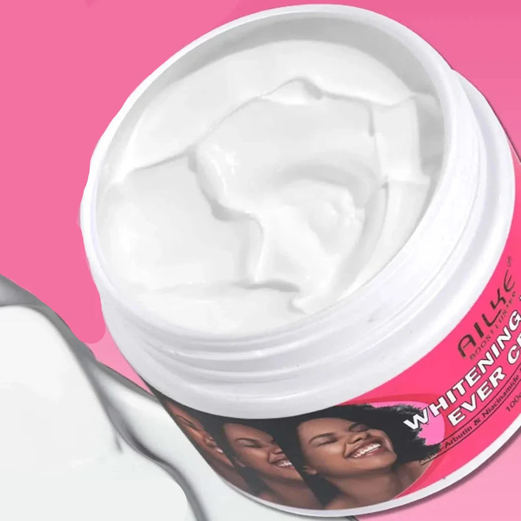 Crème cosmétique blanche dans un pot ouvert avec une étiquette rose.