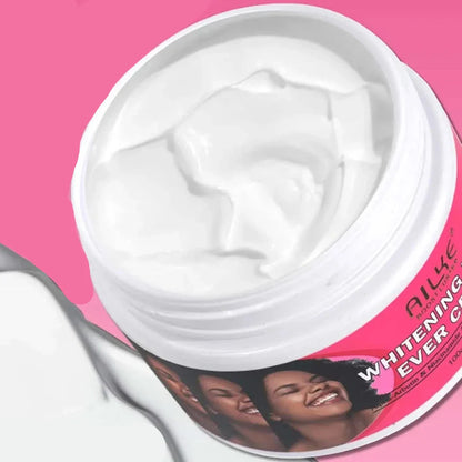 Crème cosmétique blanche dans un pot ouvert avec une étiquette rose.