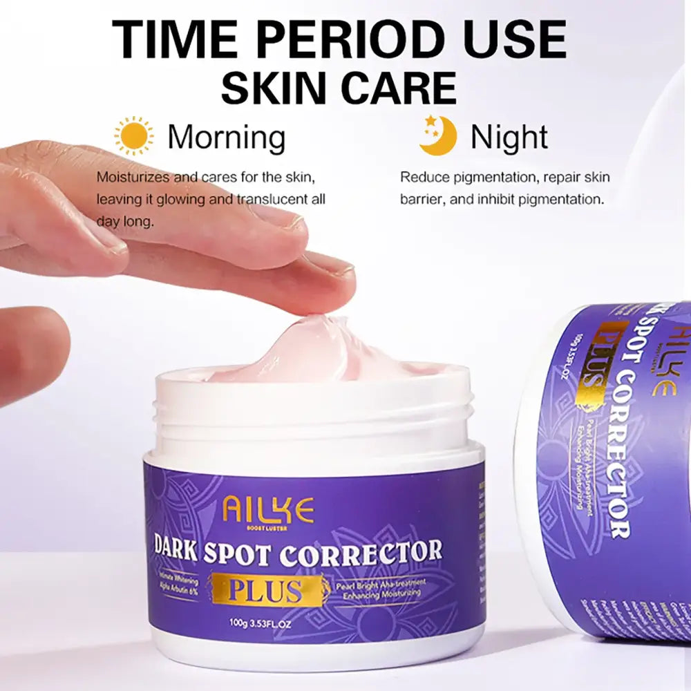 Pot violet de la crème de soin ’Ailke Dark Spot Corrector Plus’.