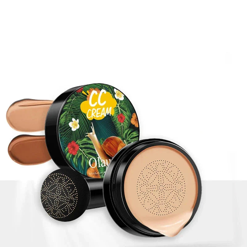 Compact de crème CC avec un motif floral tropical sur le couvercle et des échantillons de fond de teint.