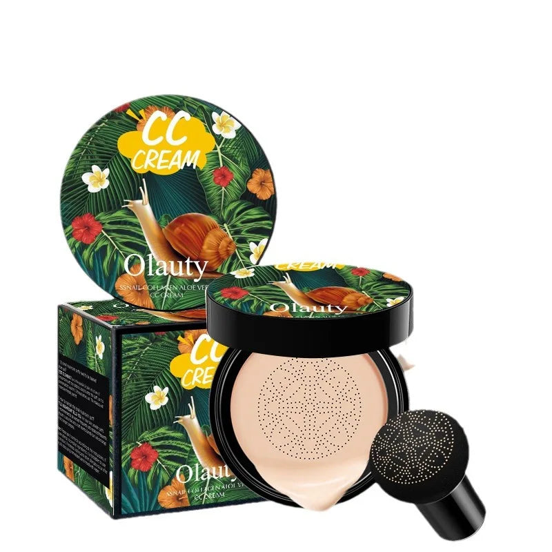 CC cream cushion compact avec un emballage au design floral tropical.