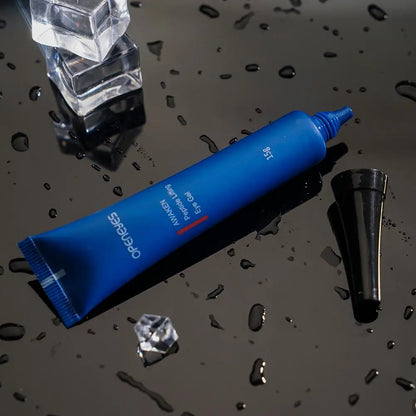 Tube bleu pour cosmétiques ou soins de la peau avec un embout applicateur pointu.