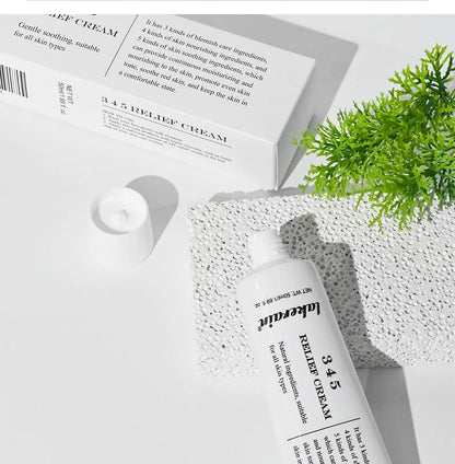 Flacon de produit cosmétique blanc avec un emballage et un texte minimalistes.