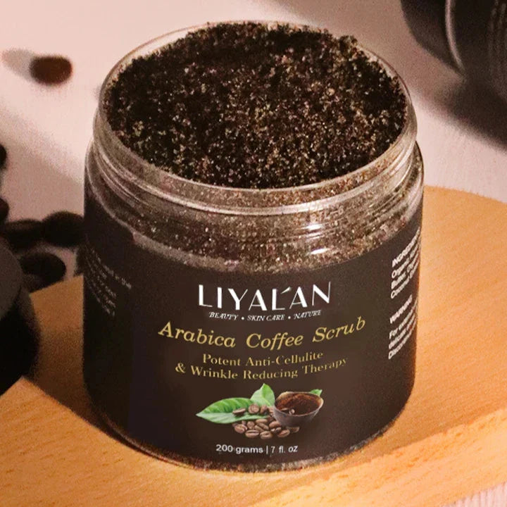 Pot noir de gommage au café Arabica Liyalan aux propriétés anticellulite et antirides.