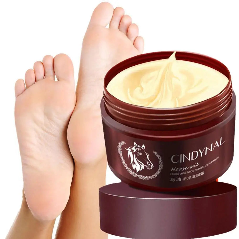 Pot de crème pour les pieds de couleur bourgogne placé à côté de pieds nus.