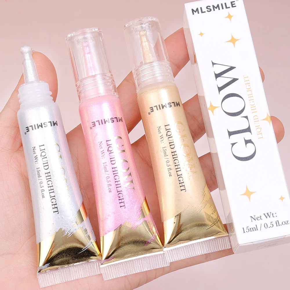 Trois tubes de brillant à lèvres MLSmile dans des teintes blanches, roses et dorées avec des accents métalliques.