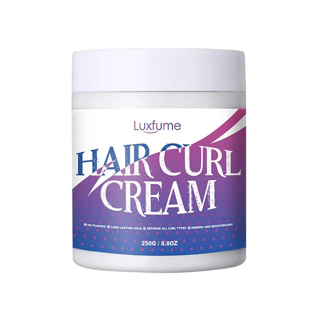 Pot blanc de crème bouclante Luxfume Hair Curl Cream avec un texte violet et bleu sur l’étiquette.