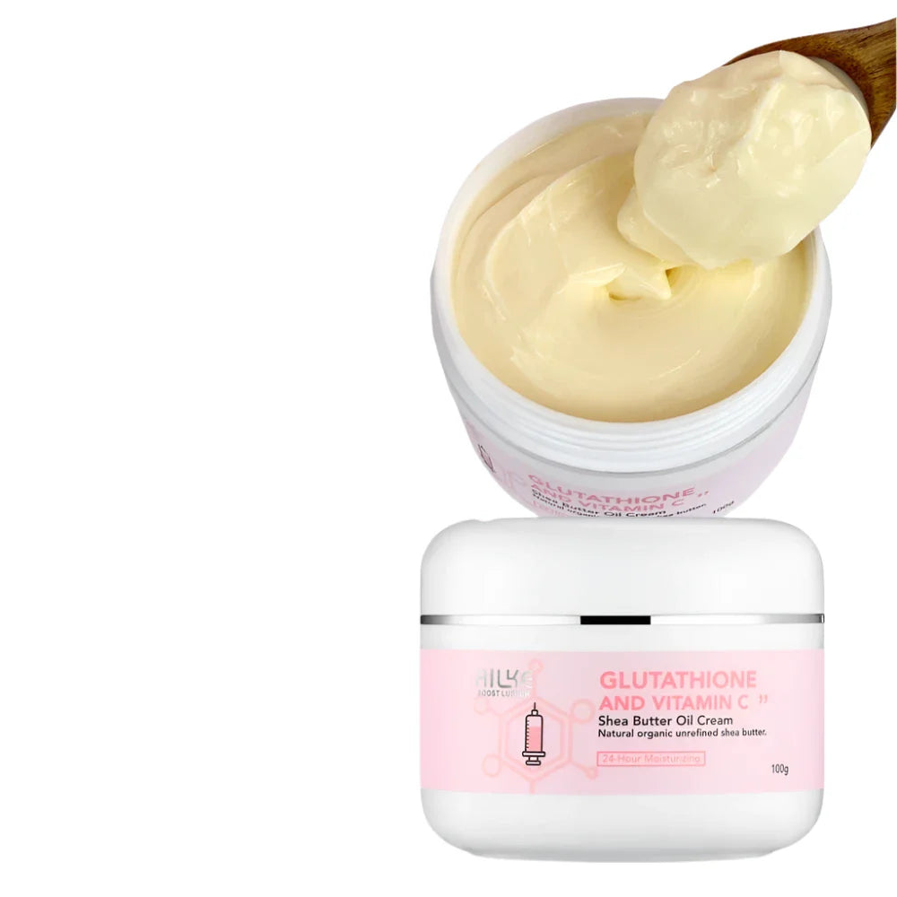 Pot rose et blanc de crème au beurre de glutathion avec une cuillère montrant la texture crémeuse du produit.