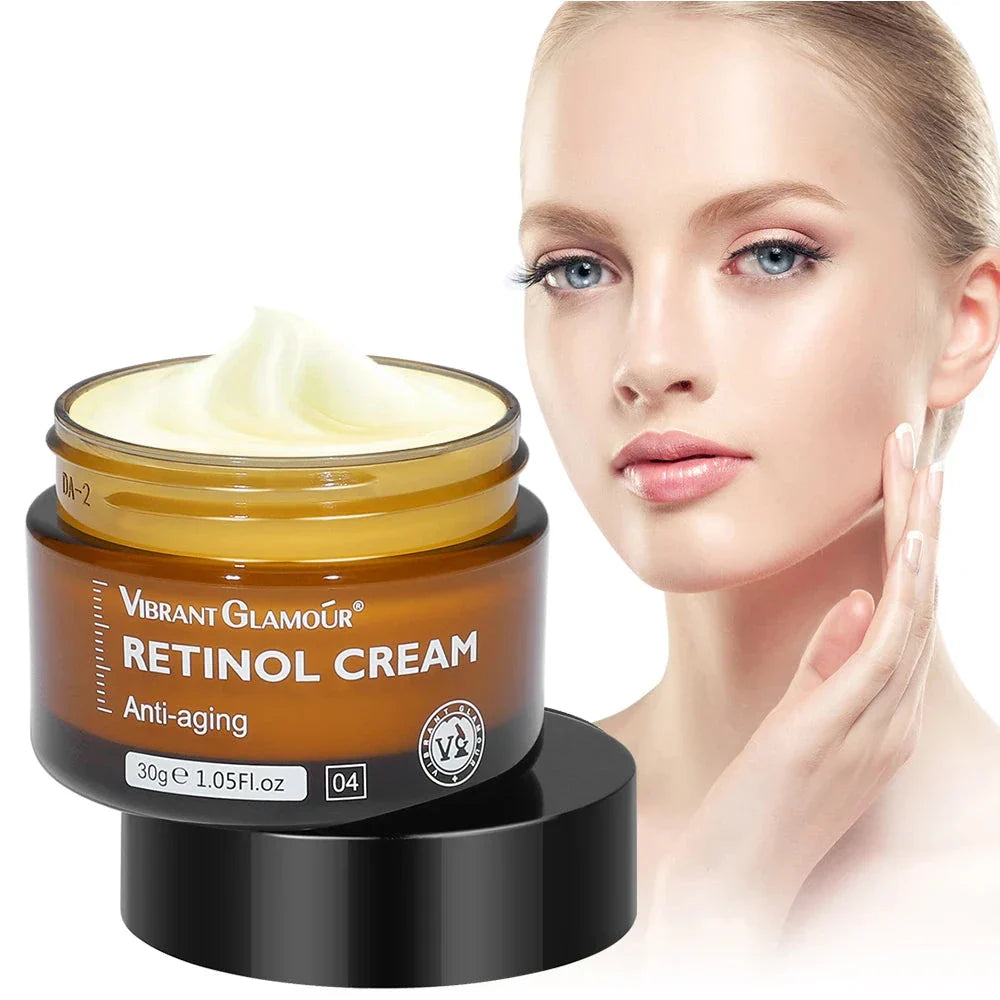 Pot en verre ambré de la crème anti-âge Vibrant Glamour Retinol avec un couvercle noir.